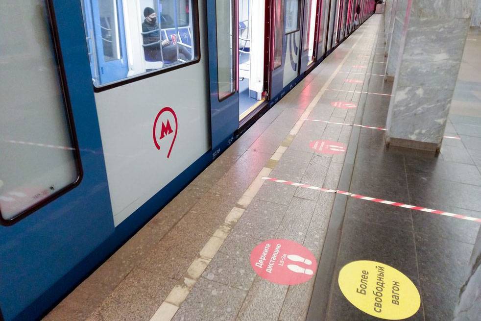 Стикеры с обозначением свободных вагонов появились еще на 25 станциях метро - vm.ru - Москва
