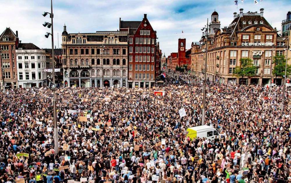 В Амстердаме тысячи людей вышли на улицы в поддержку протестов в США - rbc.ua - Украина - Сша - Голландия - Амстердам