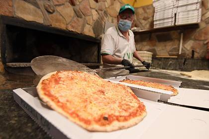 Мужчина девять лет получал пиццу от незнакомца и остался недоволен - lenta.ru - Бельгия
