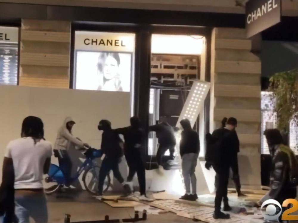 Michael Kors - Во время протестов в Нью-Йорке мародеры разграбили магазины на Манхэттене - gordonua.com - Сша - Нью-Йорк - Нью-Йорк