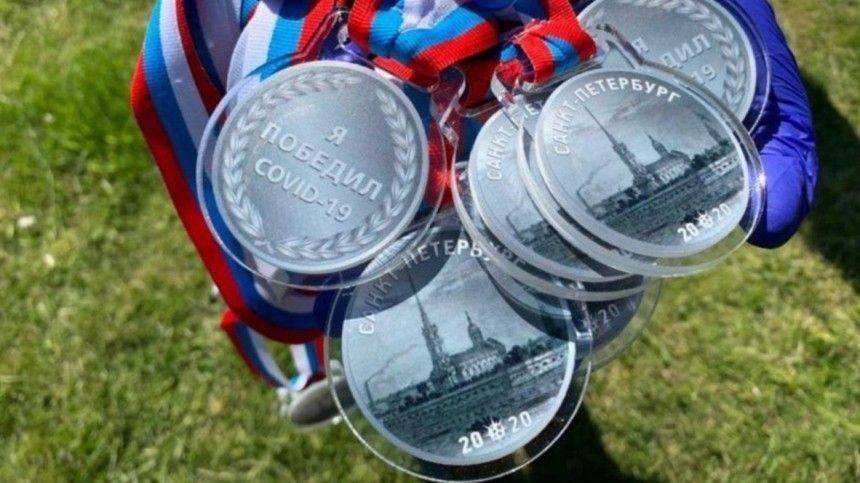В Петербурге победившим коронавирус пациентам вручили медали — фото - 5-tv.ru - Санкт-Петербург