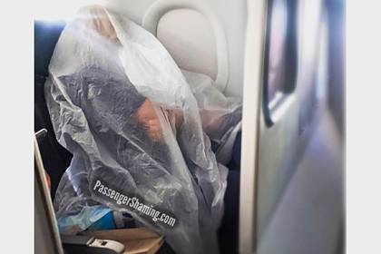 Завернувшаяся в полиэтилен авиапассажирка возмутила попутчиков и была высмеяна - lenta.ru