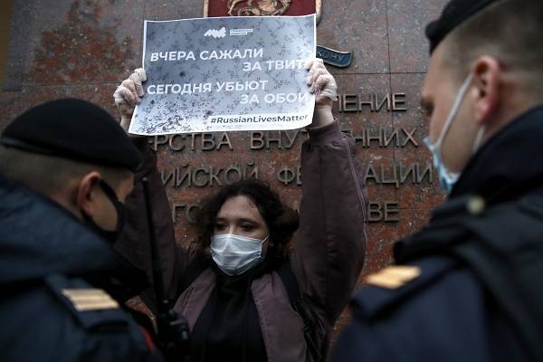 «ОВД-Инфо» сообщает о задержании 23 активистов у столичного главка МВД - govoritmoskva.ru - Москва - Екатеринбург