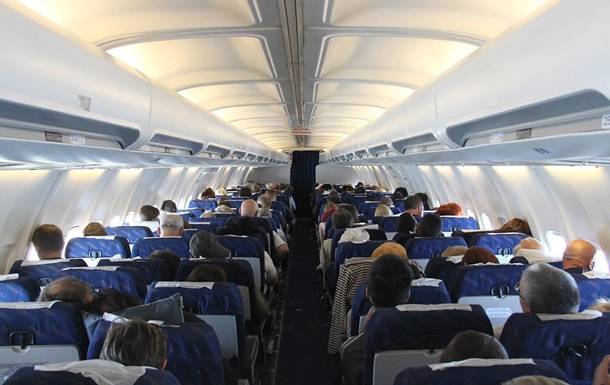 Пассажирка во время полета полностью завернулась в полиэтилен - korrespondent.net
