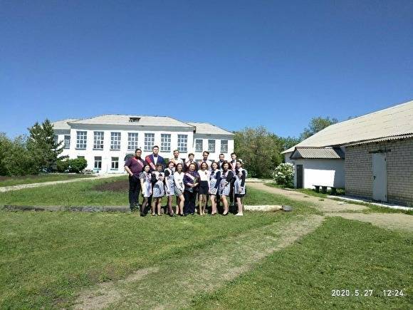 На Урале полиция проверяет школу после фотосессии выпускников в разгар пандемии - znak.com - Челябинская обл.