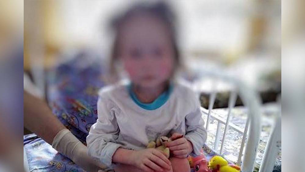 Худая и синяя: в Брянске чудом спасли 7-летнюю девочку из приемной семьи - tvc.ru - Брянск