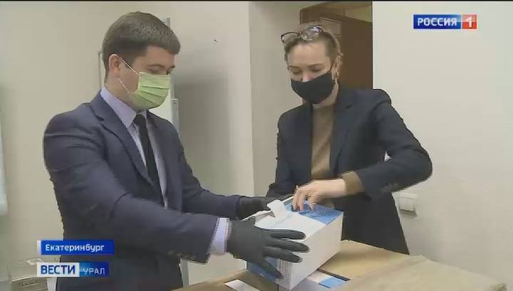 Подарок из Китая: в Екатеринбург привезли сорок тысяч защитных масок - vesti.ru - Китай - Екатеринбург