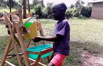 Видеохит: 9-летний кениец изобрел чудо-машину для мытья рук - charter97.org