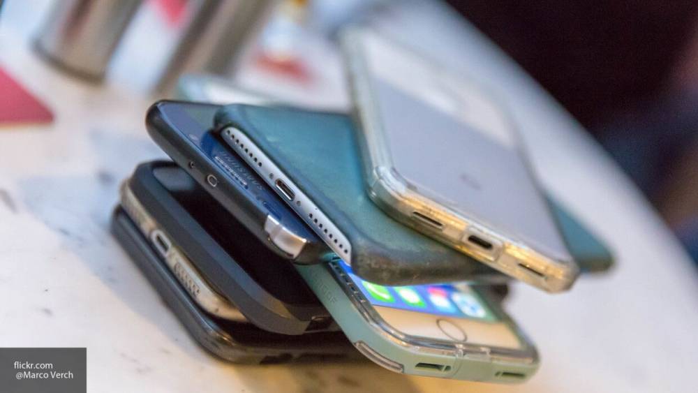 Продажи смартфонов в России упали на 1% - inforeactor.ru - Россия - Италия
