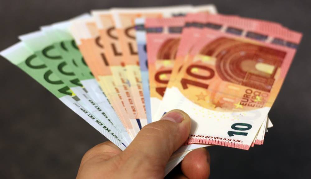 Официальный курс евро на пятницу увеличился на 70 копеек - vm.ru - Россия