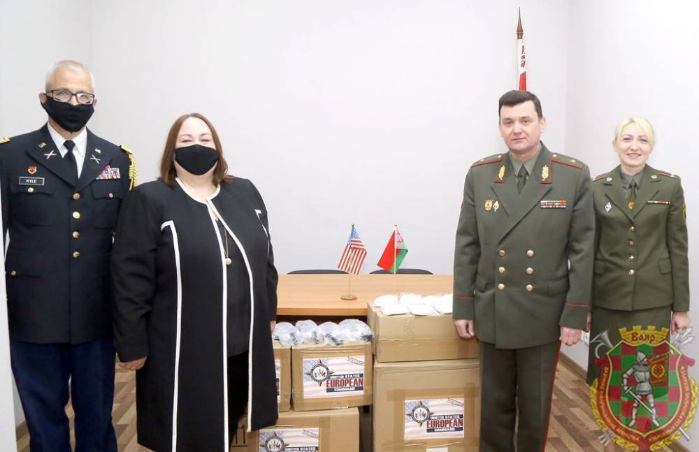 Американские дипломаты передали белорусским военным медикам защитные маски и очки - naviny.by - Белоруссия - Сша