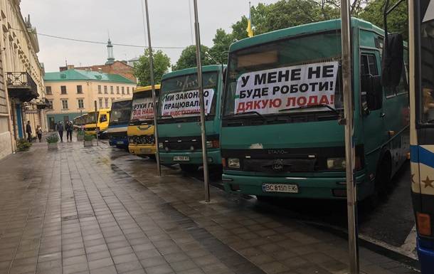 Маршрутчики устроили антикарантинный протест во Львове - korrespondent.net - Львов