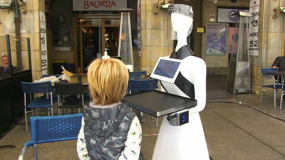Робот обслуживает посетителей бара в Испании. - riafan.ru - Испания