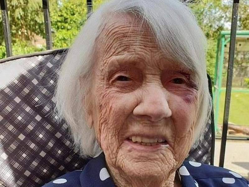 104-летняя старушка, заболевшая COVID-19, выздоровела за 10 дней - dayonline.ru - Англия