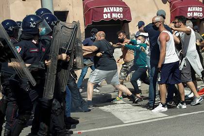 Футбольные фанаты избили полицейских из-за коронавируса - lenta.ru - Италия