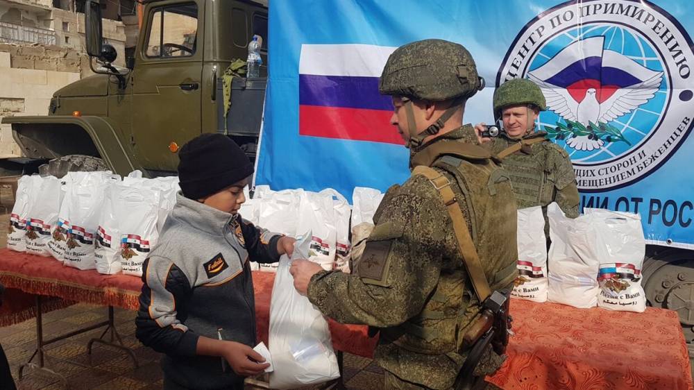 Военные РФ доставили 1,2 тонны гумпомощи в поселок Арна в Сирии - riafan.ru - Россия - Сирия - Дамаск