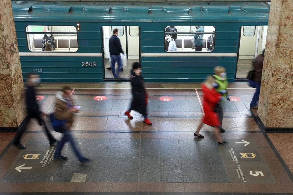 Дептранс напомнил пассажирам метро о соблюдении дистанции - vm.ru