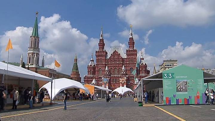 Книжный фестиваль "Красная площадь" только в первый день посетили 6 тысяч человек - vesti.ru - Москва