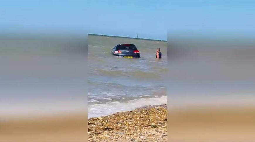 Мужчина изо всех сил попытался вытащить унесенную в море машину – видео - belta.by