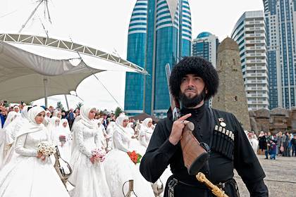 Рамзан Кадыров - Кадыров решил помочь сотням женихов выкупить невест - lenta.ru - республика Чечня