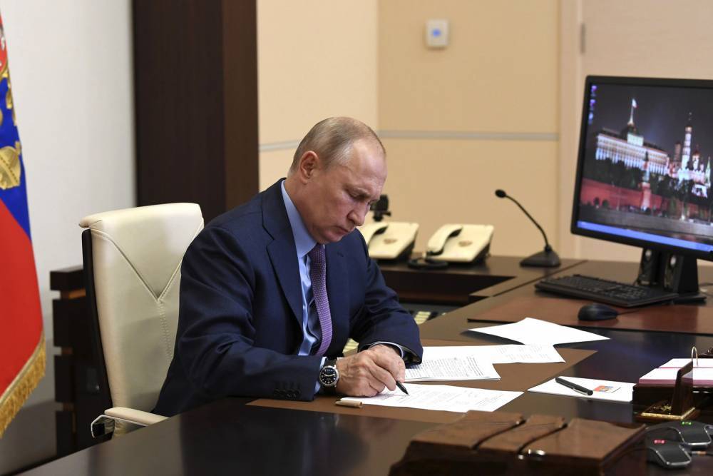 Владимир Путин - Путин подписал закон о порядке удаленного обучения при режиме ЧС - vm.ru - Россия
