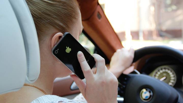 Более половины водителей за рулем отвлекаются на смартфон и соцсети - vesti.ru