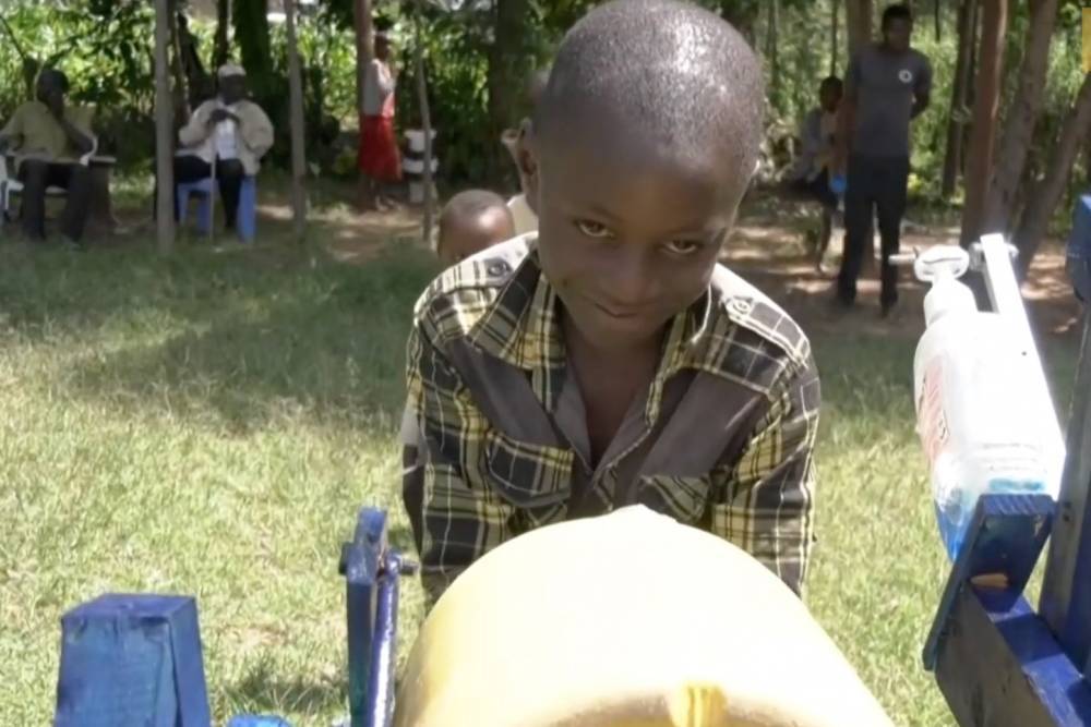 Президентскую премию получил мальчик из Кении за изобретение машины для мытья рук - vm.ru - Кения