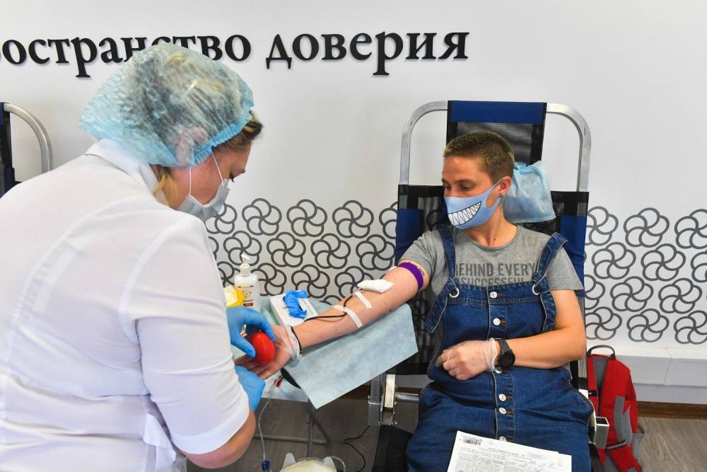 Врачи рассказали, что плазма переболевшего COVID-19 помогает двум пациентам - vm.ru