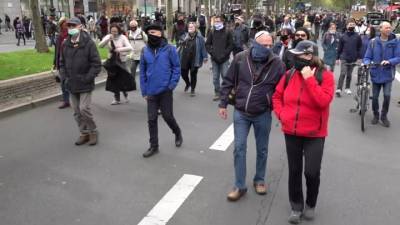 Коронавирус – миф, вакцина не нужна: COVID-диссиденты протестуют против ограничений - vesti.ru - Сша - Берлин