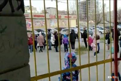 В Екатеринбурге у поликлиники выстроилась очередь детей на тестирование на COVID-19 - znak.com - Екатеринбург