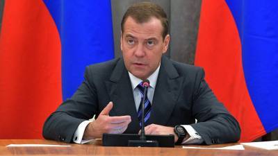 Дмитрий Медведев - Медведев призвал не закрывать границы для борьбы COVID-19 - gazeta.ru - Россия
