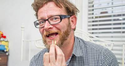 Отчаявшийся из-за коронавируса мужчина вырвал себе зубы плоскогубцами - ren.tv - Англия