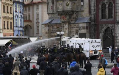 В Праге ультрас устроили беспорядки из-за карантина - rbc.ua - Прага - Чехия