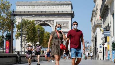 Во Франции впервые с мая от коронавируса за сутки умерли 163 человека - gazeta.ru - Франция - Англия - Испания