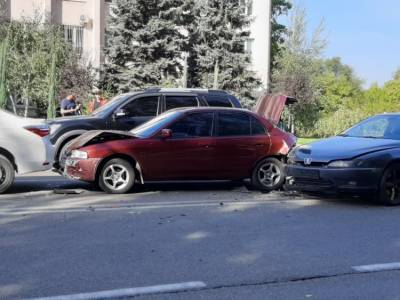 В центре Запорожья столкнулись три иномарки, – фото - inform.zp.ua - Украина - Запорожье