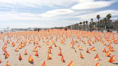 На пляже в Валенсии установили испанские флаги в память жертв COVID-19. - riafan.ru - Испания