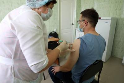 В Курганской области первым добровольцам поставили прививки от коронавируса - znak.com - Курганская обл. - Курган