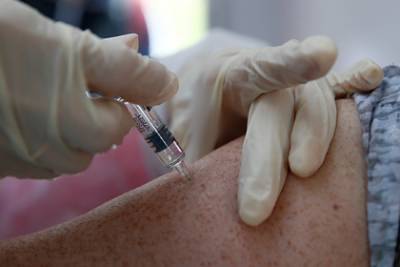 Проверена эффективность вакцин против нового штамма коронавируса - lenta.ru - Англия