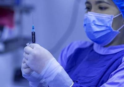 Три алтайских медика, привитые вакциной «Спутник V», заразились COVID-19 - ya62.ru - Алтайский край