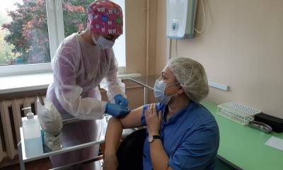 Три медика, привитые российской вакциной, заразились коронавирусом - gubdaily.ru - Алтайский край