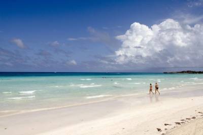 Власти Кубы рекомендовали туристам перед поездкой проверяться на COVID-19 - aif.ru - Россия - Куба