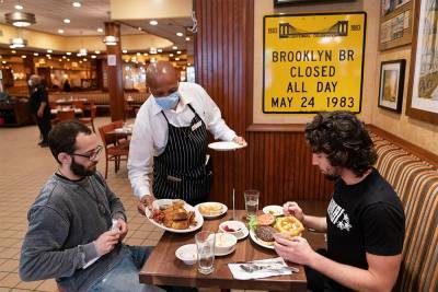 Вильям Де-Блазио - В Нью-Йорке из-за коронавируса ограничат работу баров и ресторанов - rtvi.com - Нью-Йорк