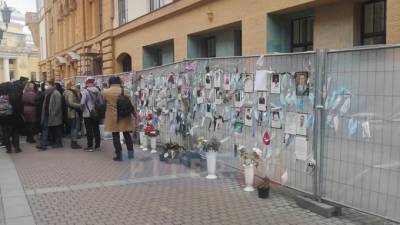 На Малой Садовой начали демонтировать "Стену памяти" погибшим от COVID-19 медикам - piter.tv - Санкт-Петербург