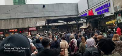 Пассажиры жалуются на очереди у входов в метро Тбилиси из-за мер по COVID-19 - newsgeorgia.ge - Грузия - Тбилиси