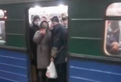 "Вирусом же только в выходные заражаются?": в харьковском метро люди едва помещаются в вагон, фото - kharkov.politeka.net - Украина