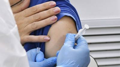 Дональд Трамп - Трамп назвал срок выпуска вакцины от COVID-19 для всего населения США - gazeta.ru - Сша