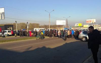 В Черновцах предприниматели перекрыли дорогу из-за карантина выходного дня - rbc.ua - Украина - Черновцы