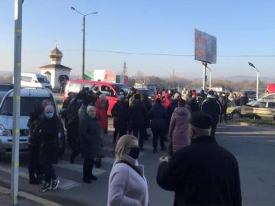 В Черновцах предприниматели перекрыли дорогу из-за "карантина выходного дня" - gordonua.com - Украина - Черновцы