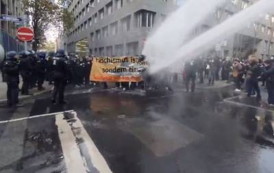 Во Франкфурте полиция водометами разгоняет акцию против карантина - rbc.ua - Германия