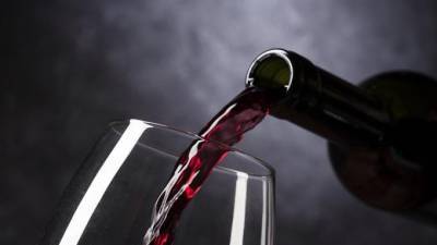 Руслан Исаев - Врач оценил данные о пользе красного вина в профилактике коронавируса - piter.tv